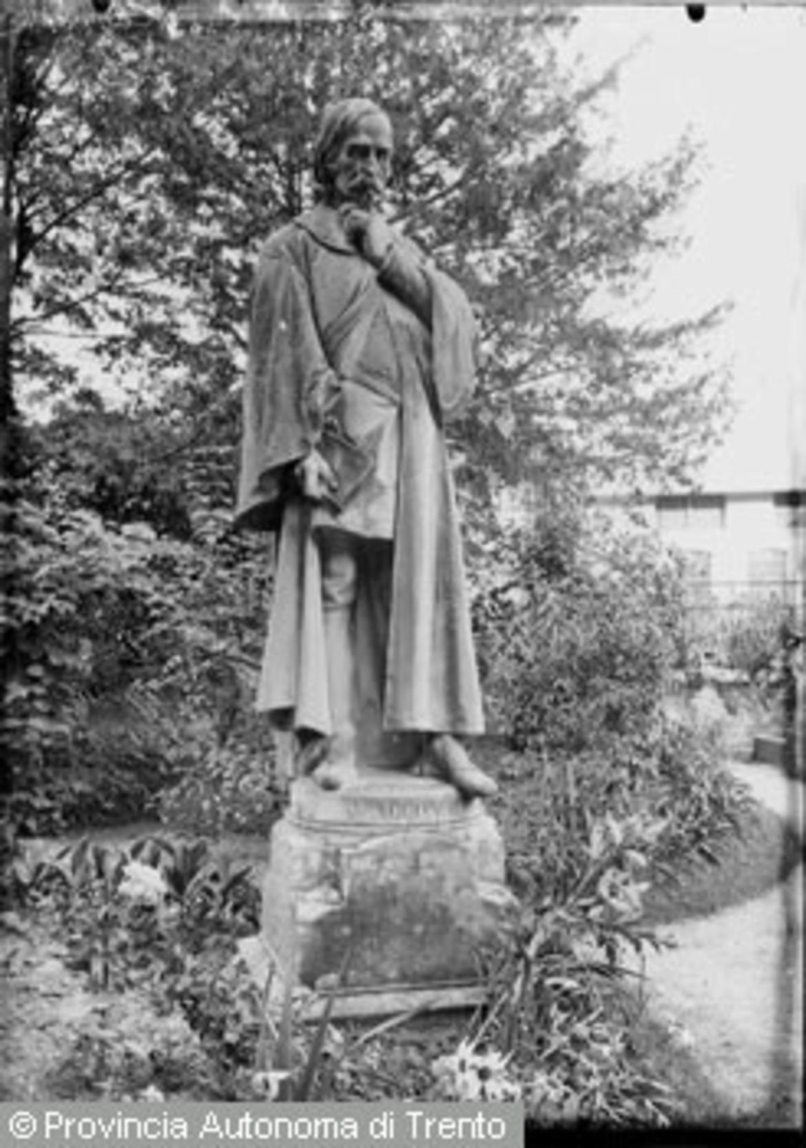 Trento, via Vannetti, giardini di casa Scotoni, monumento a J. Acconcio ...