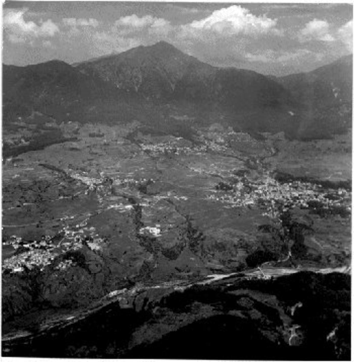 Val di Fiemme / Panoramica verso nordovest con gli abitati di Castello