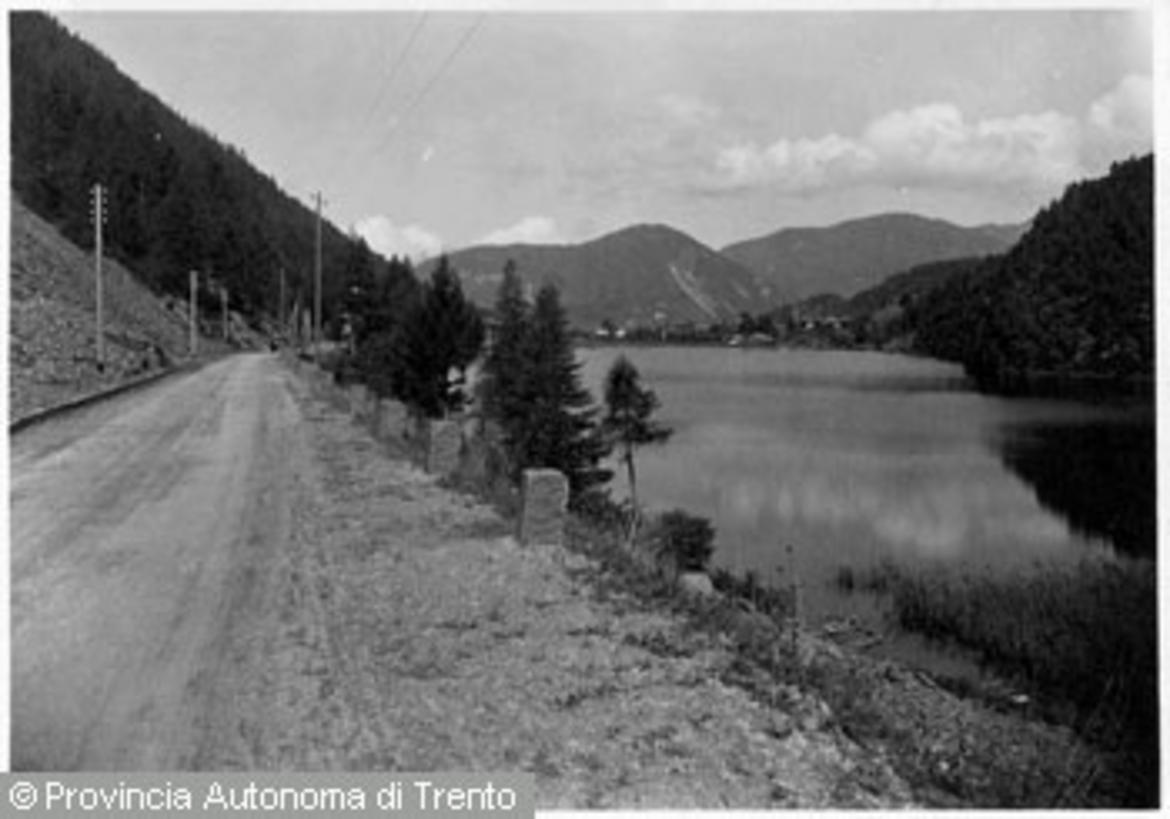 Veduta del lago di Lases con la strada che lo costeggia Trentino Cultura