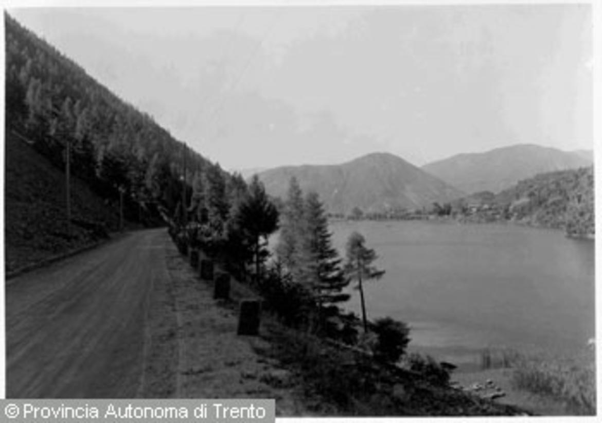 Veduta del lago di Lases con la strada che lo costeggia Trentino Cultura