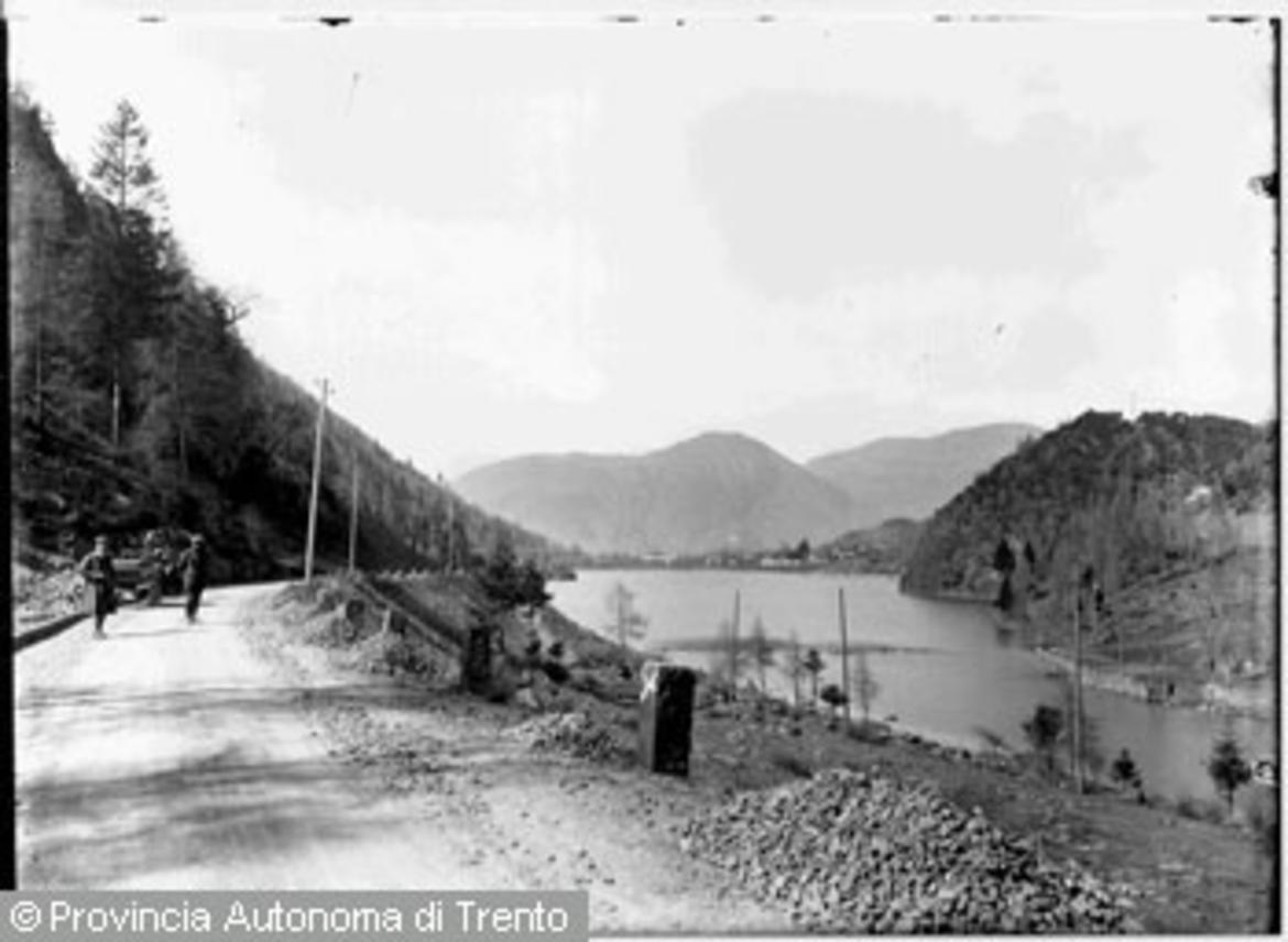Veduta del lago di Lases con la strada che lo costeggia Trentino Cultura