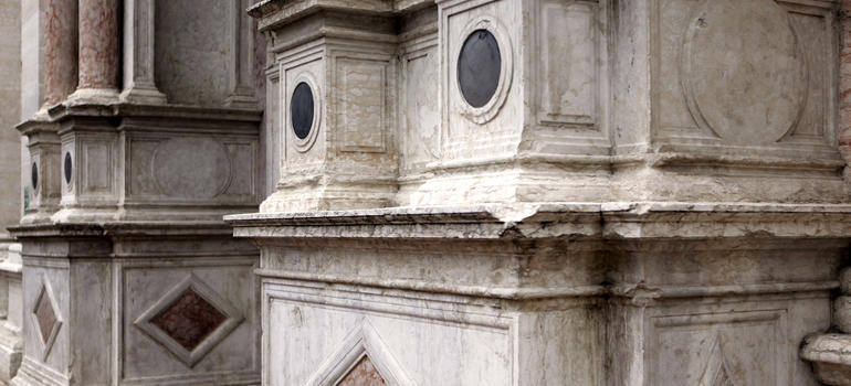 Particolare del portale della Chiesa di Santa Maria Maggiore a Trento. Foto C. Clamer.